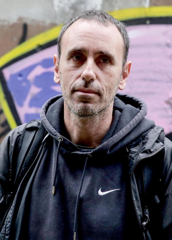 Zerocalcare condannato alla calvizie, niente trapianto di capelli in Turchia dopo la foto con Kojima e Kobane Calling: &ldquo;Sia messo agli atti che sto caz*o de libro lo ha alzato lui&rdquo;. E sulla rosicata dei romani sul titolo della serie Netflix&hellip;