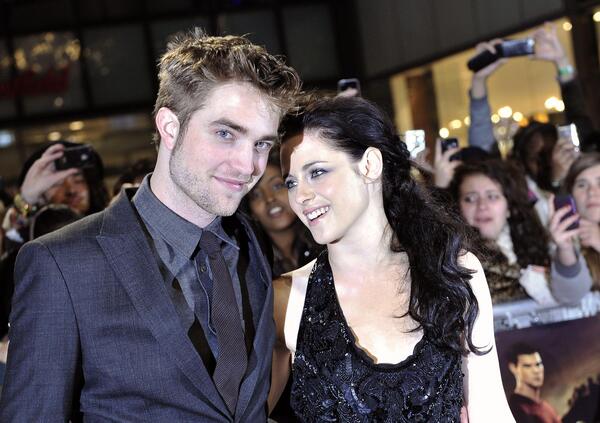 Twilight &egrave; tornato al cinema vent&rsquo;anni dopo mettendoci davanti le nostre illusioni adolescenziali, e ci ha fregati di nuovo. Edward Cullen &egrave; ancora il sogno o &egrave; diventato un incubo? Altro che Bram Stoker&hellip;