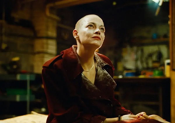 Vincenzo Lanni che accoltella una manager a piazza Gae Aulenti &egrave; la stessa trama di Bugonia. La distopia &egrave; il nuovo realismo