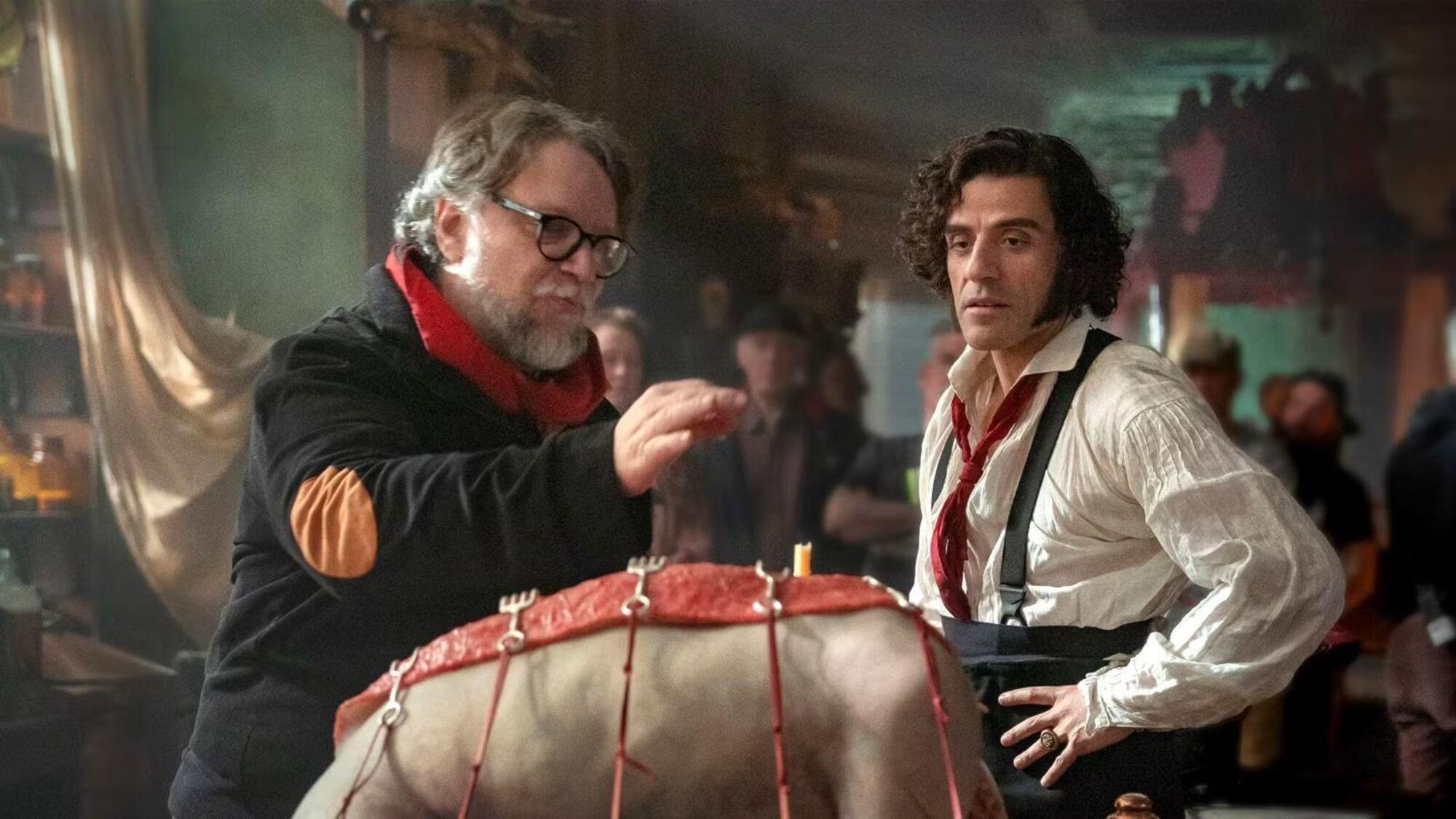 Guillermo del Toro e Oscar Isaac (Victor Frankenstein) sul set di Frankenstein