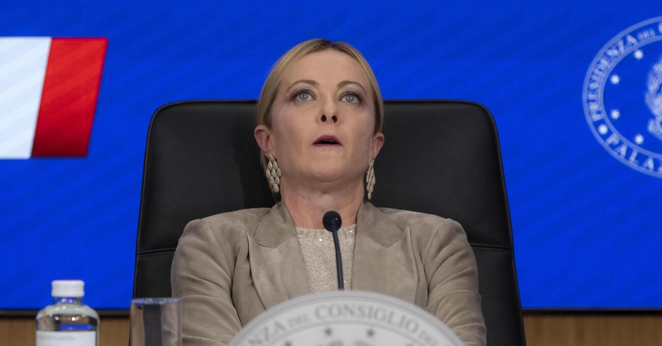 Giorgia Meloni &quot;furiosa&quot; per gli imbrogli in Sicilia. Noi le notizie sulla Sicilia le abbiamo date, ma i giornali nazionali non le riprendono. Giorgia, se vuoi sapere qualcosa, chiedi pure direttamente a noi