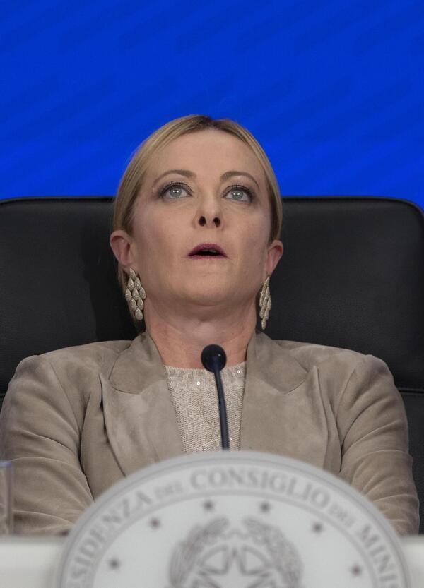 Giorgia Meloni &quot;furiosa&quot; per gli imbrogli in Sicilia. Noi le notizie sulla Sicilia le abbiamo date, ma i giornali nazionali non le riprendono. Giorgia, se vuoi sapere qualcosa, chiedi pure direttamente a noi