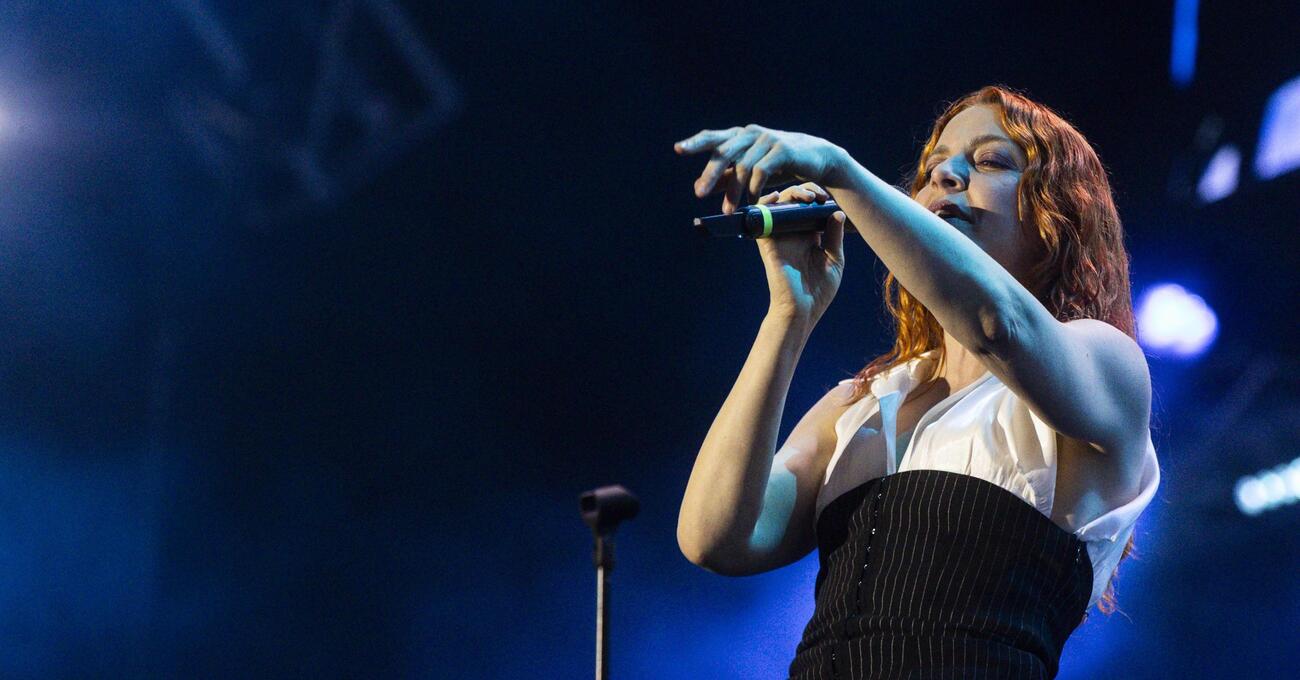 Noemi &egrave; altissima: &laquo;La musica deve trascendere, a volte la politica ci sfrutta. I soldi? Per dire no agli str*nzi. Un duetto con Fibra? Amo &#039;Solo una botta&#039;&raquo;