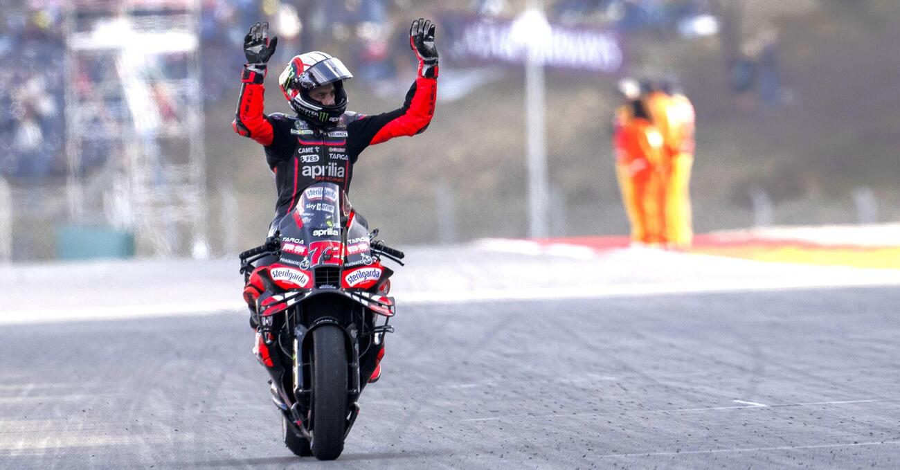 Domenica d&rsquo;anime indomite: Bezzecchi re di Portimao con A. Marquez e Acosta, il crash di Pecco, la guerra di Quartararo, il punto di Bulega e un &ldquo;obrigado Miguel&rdquo; da lacrimoni. Se non vi basta c&rsquo;&egrave; anche altro&hellip;