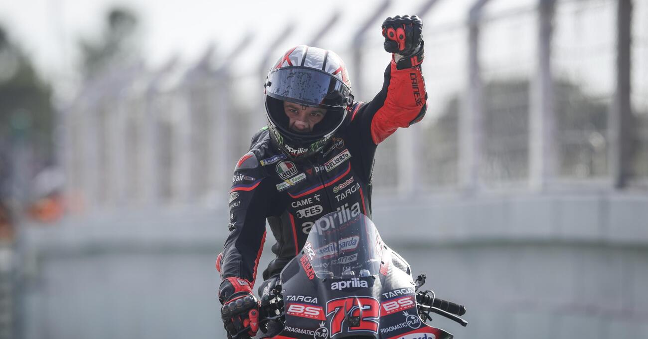 Sono arrivate le giostre, c&#039;&egrave; il roller coaster: Marco Bezzecchi e l&rsquo;Aprilia lanciano la solita maledizione su Pecco Bagnaia che pare scritta da un Dio sadico