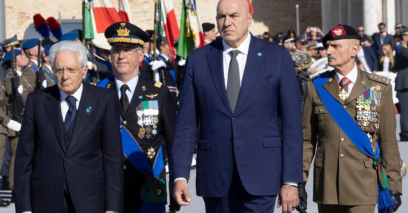 E nel discorso per la Giornata per le forze armate Crosetto tira fuori la &ldquo;guerra cognitiva&rdquo;: quindi &egrave; ufficiale, ci stanno fottendo il cervello? Ne abbiamo parlato con l&rsquo;esperto Emanuel Pietrobon