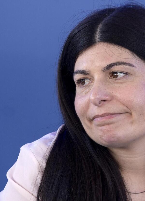 Chiara Colosimo fa anche cose buone, l&#039;intervista a Report, la foto col busto di Mussolini e il suo modo composto di tirare fuori i segreti dalla Trattativa Stato-Mafia