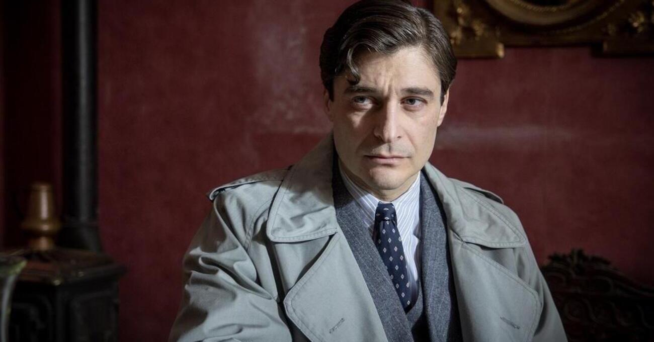 Ricciardi &egrave; tornato con un Lino Guanciale che, a sorpresa, dopo tre stagioni ci regala un Ricciardi finalmente vivo. Peccato che la Rai, con i suoi spoiler, sia riuscita a rovinare tutto: ecco perch&eacute; il vero giallo resta la programmazione degli episodi&hellip;