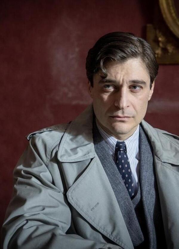 Ricciardi &egrave; tornato con un Lino Guanciale che, a sorpresa, dopo tre stagioni ci regala un Ricciardi finalmente vivo. Peccato che la Rai, con i suoi spoiler, sia riuscita a rovinare tutto: ecco perch&eacute; il vero giallo resta la programmazione degli episodi&hellip;