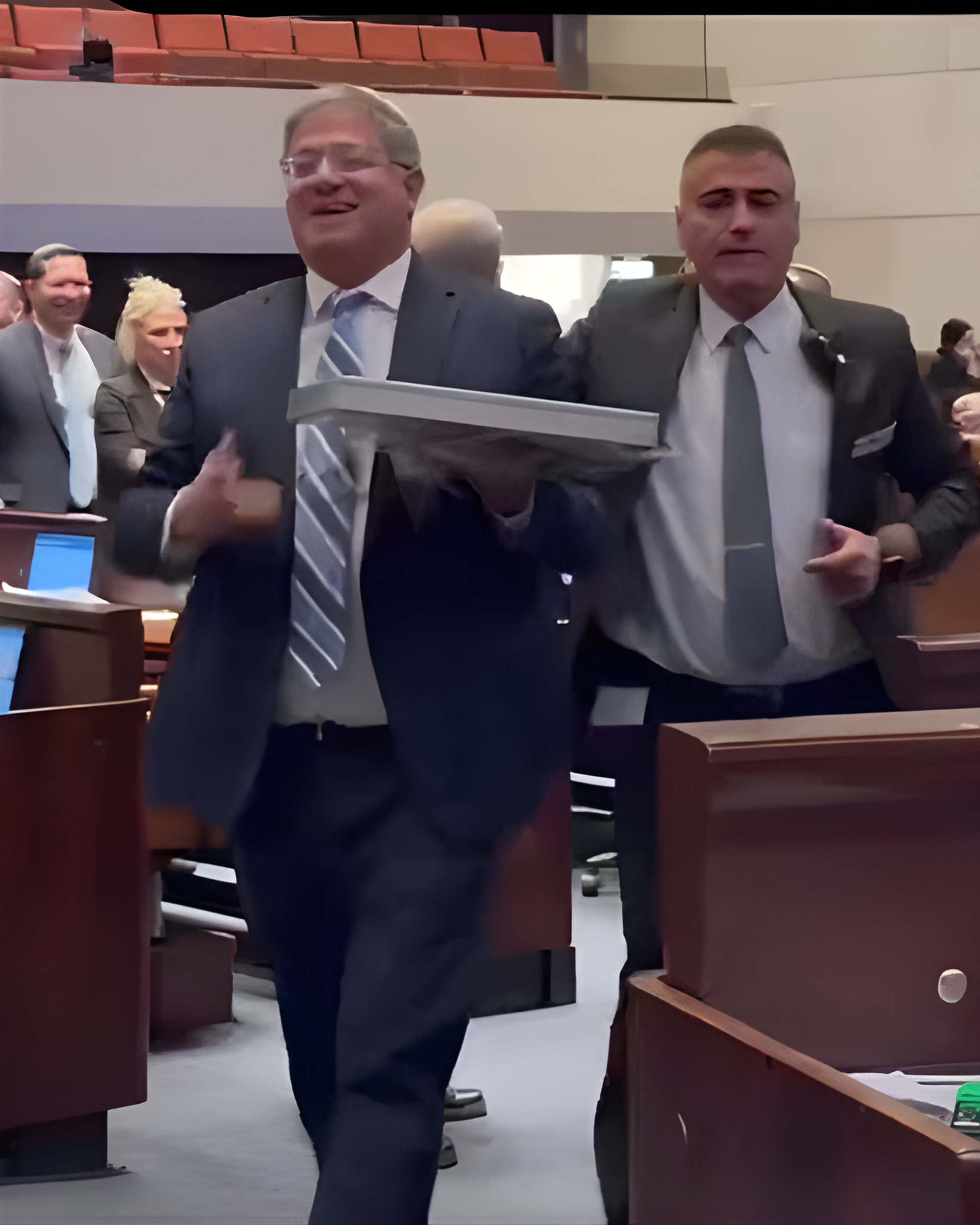 Ben Gvir festeggia con i pasticcini alla Knesset dopo il primo s&igrave; al disegno di legge per dare la pena di morte ai terroristi