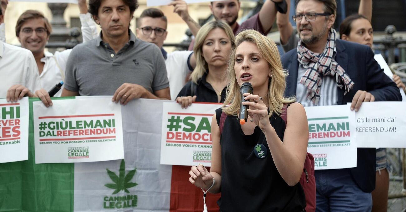 Esclusi dalla conferenza sulle droghe e bloccati dai poliziotti. In Italia c&rsquo;&egrave; ancora chi non si arrende alla criminalizzazione della cannabis: intervista ad Antonella Soldo di Meglio Legale