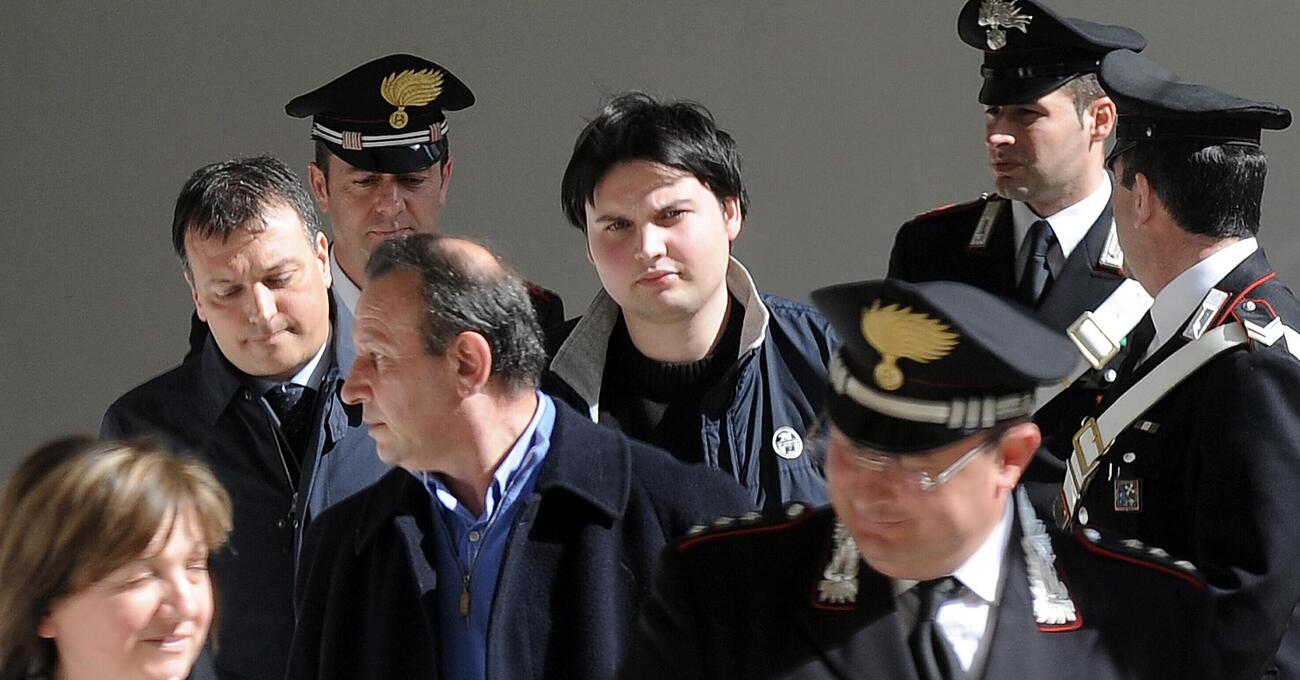 Cosa significano le impronte di Marco Poggi sulla porta della villetta di Garlasco? Un caz*o. Per&ograve; tutta la stampa riporta questa notizia come se ci fosse chiss&agrave; cosa dietro...