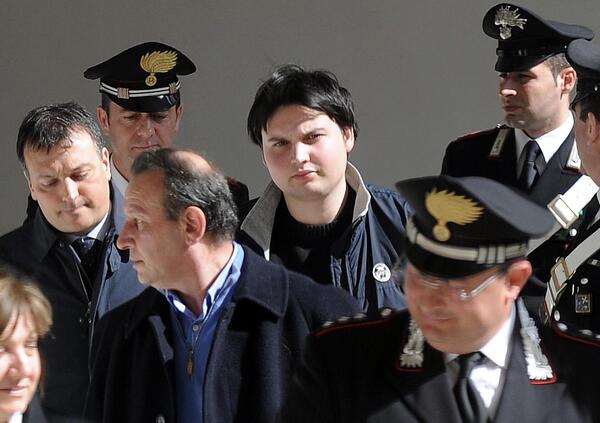 Cosa significano le impronte di Marco Poggi sulla porta della villetta di Garlasco? Un caz*o. Per&ograve; tutta la stampa riporta questa notizia come se ci fosse chiss&agrave; cosa dietro...