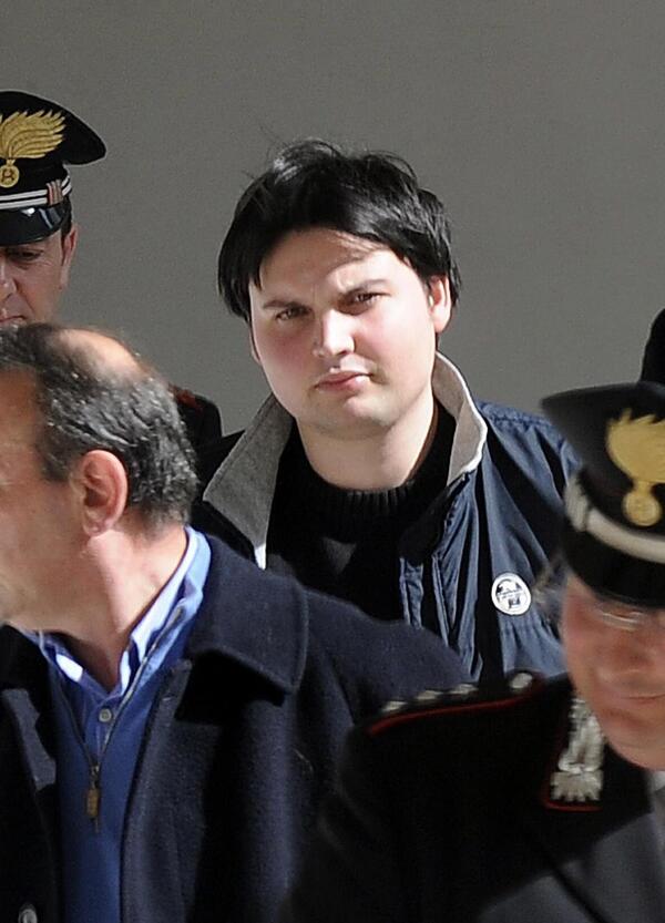 Cosa significano le impronte di Marco Poggi sulla porta della villetta di Garlasco? Un caz*o. Per&ograve; tutta la stampa riporta questa notizia come se ci fosse chiss&agrave; cosa dietro...