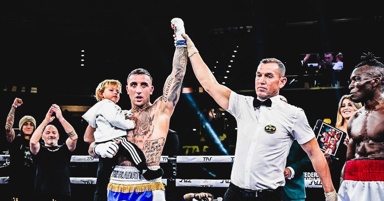 Il calcio &egrave; morto e le auto stanno zitte, ma i guerrieri non muoiono mai: cronaca della notte al TAF di Milano, il regno della boxe italiana