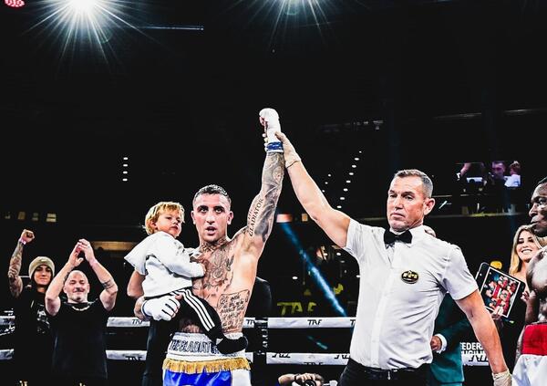 Il calcio &egrave; morto e le auto stanno zitte, ma i guerrieri non muoiono mai: cronaca della notte al TAF di Milano, il regno della boxe italiana