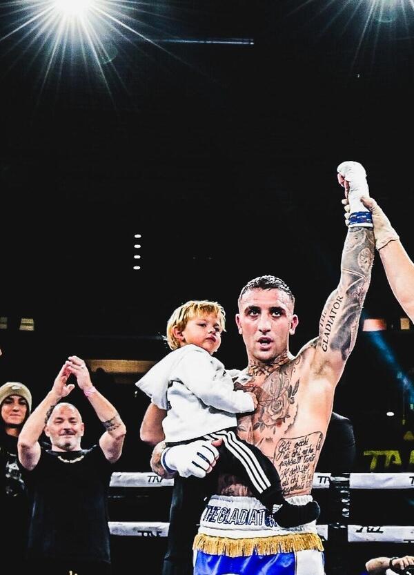 Il calcio &egrave; morto e le auto stanno zitte, ma i guerrieri non muoiono mai: cronaca della notte al TAF di Milano, il regno della boxe italiana