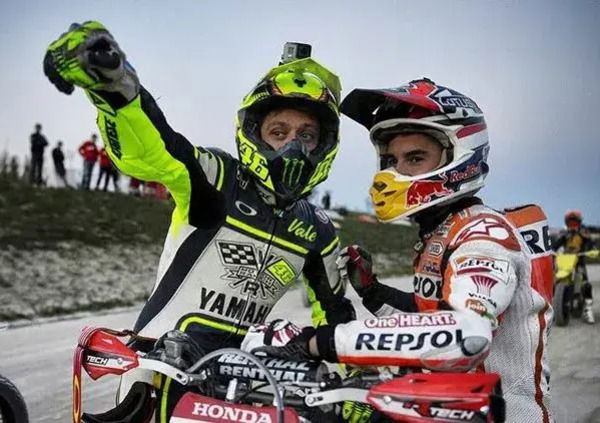 [VIDEO] &ldquo;Marc contro Marquez&rdquo; e &ldquo;l&rsquo;arte del comeback&rdquo; spiegata anche a Pecco Bagnaia: beccatevi questo Marc Marquez (anche su Valentino Rossi)