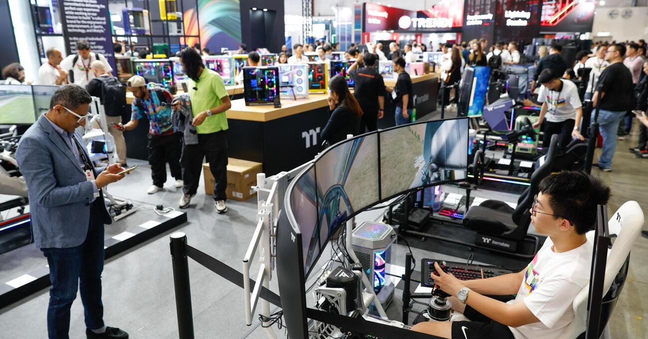 Internazionale ha pubblicato un libro di Knausgard che fa un reportage sulla tecnologia. E che dimostra che ci ha fot*uto il cervello