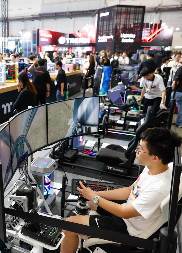 Internazionale ha pubblicato un libro di Knausgard che fa un reportage sulla tecnologia. E che dimostra che ci ha fot*uto il cervello