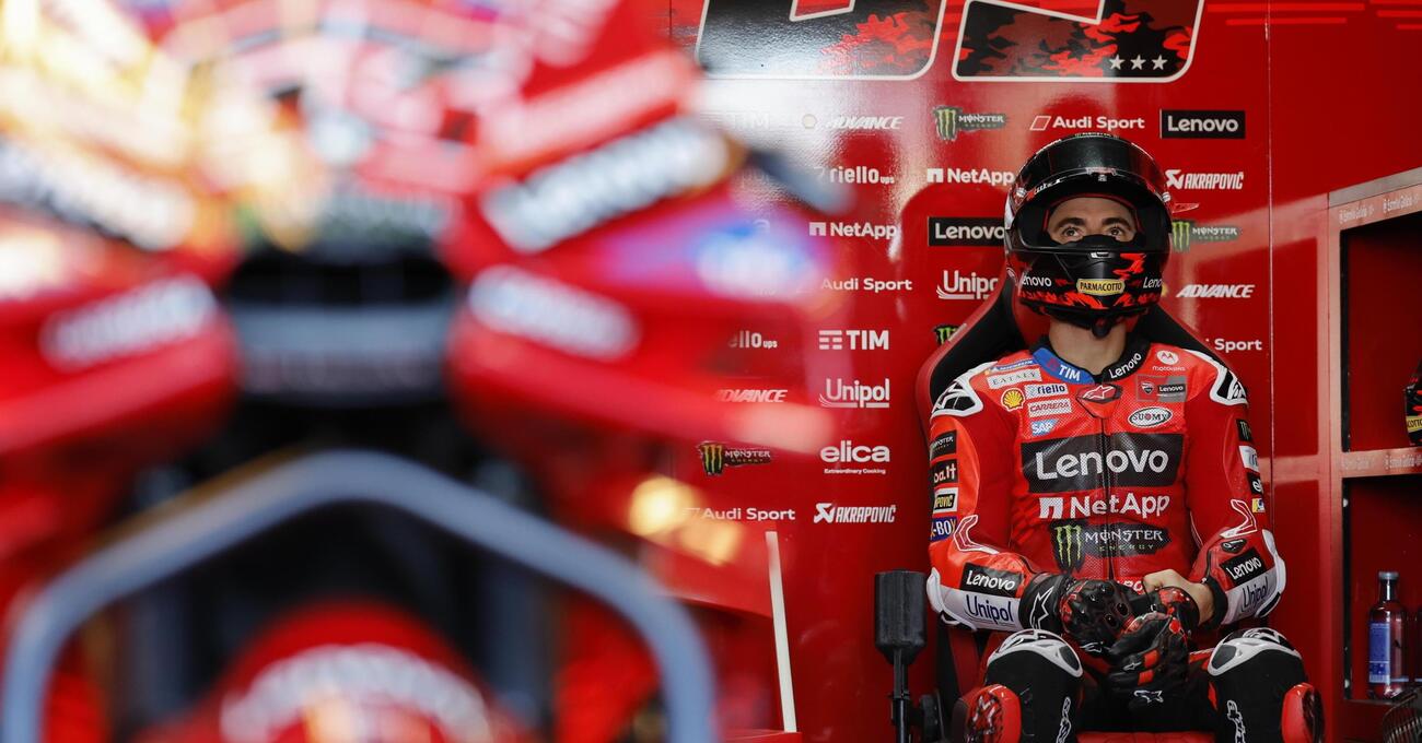 Un serafico Pecco Bagnaia a Valencia non ce lo aspettavamo, invece eccolo: &ldquo;Una moto rimasta senza benzina, l&rsquo;altra non riusciamo a usarla&rdquo;