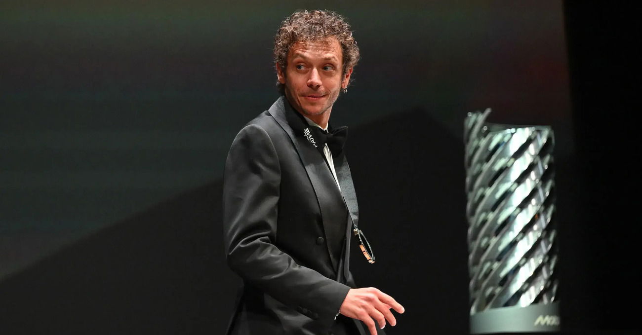 Clamoroso, Valentino Rossi subissato dai fischi a Valencia: il video esclusivo e la risposta di Marc Marquez