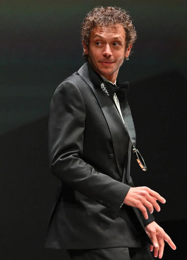 Clamoroso, Valentino Rossi subissato dai fischi a Valencia: il video esclusivo e la risposta di Marc Marquez