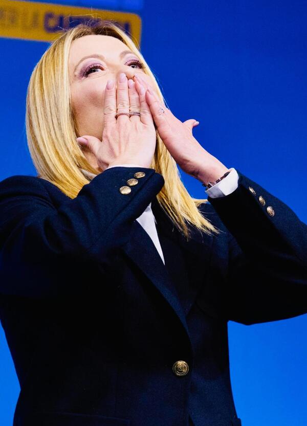 Il governo Meloni aumenta lo stipendio degli statali, ma che senso ha premiare un sistema parassita?