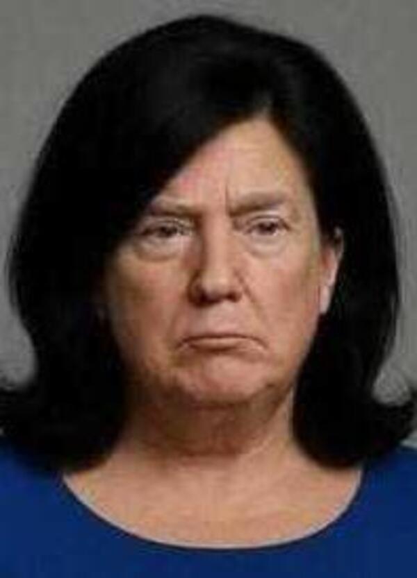 Ma vi rendete conto che stiamo parlando se Trump abbia fatto una fellatio a Clinton o a un cavallo? La distopia &egrave; il nuovo realismo