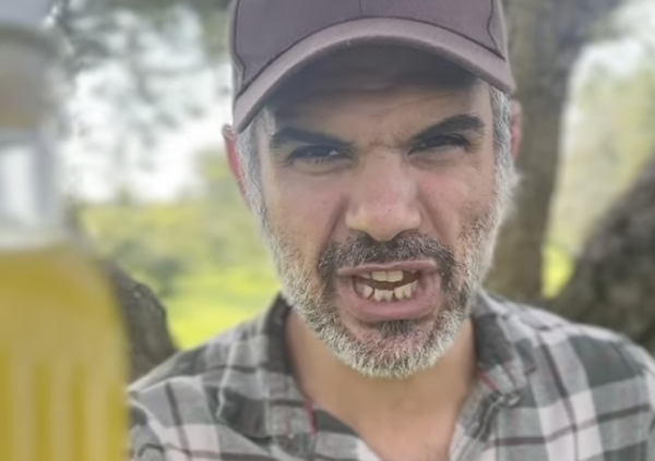 L&rsquo;olio d&rsquo;oliva buttato in testa &egrave; il simbolo dell&rsquo;Italia che si dimentica i contadini. Perch&eacute; la protesta social dell&rsquo;agricoltore Francesco Balsamo merita di essere raccontata