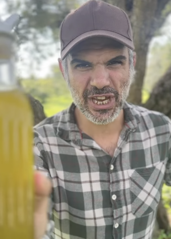 L&rsquo;olio d&rsquo;oliva buttato in testa &egrave; il simbolo dell&rsquo;Italia che si dimentica i contadini. Perch&eacute; la protesta social dell&rsquo;agricoltore Francesco Balsamo merita di essere raccontata