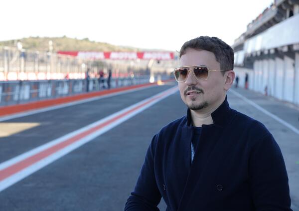 Jorge Lorenzo a MOW: &ldquo;Far&ograve; il coach in MotoGP. I fischi a Valentino? Sbagliati, ma finalmente gli spagnoli tifano per noi. Nel mio team vorrei Marquez e Acosta&rdquo;