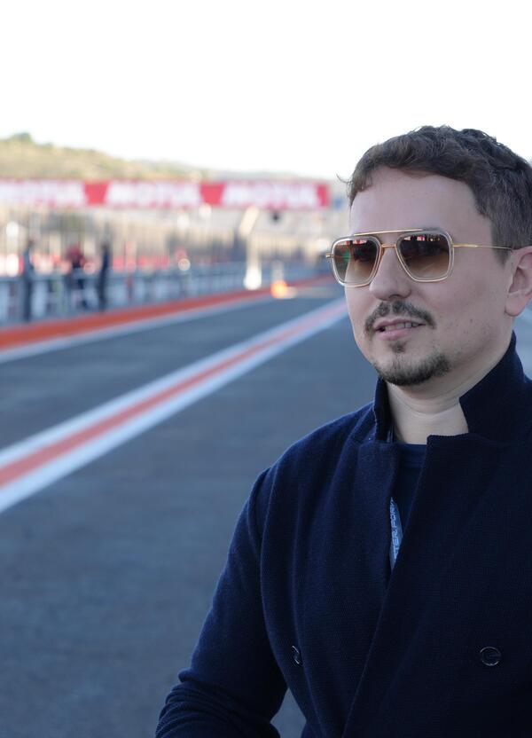 Jorge Lorenzo a MOW: &ldquo;Far&ograve; il coach in MotoGP. I fischi a Valentino? Sbagliati, ma finalmente gli spagnoli tifano per noi. Nel mio team vorrei Marquez e Acosta&rdquo;