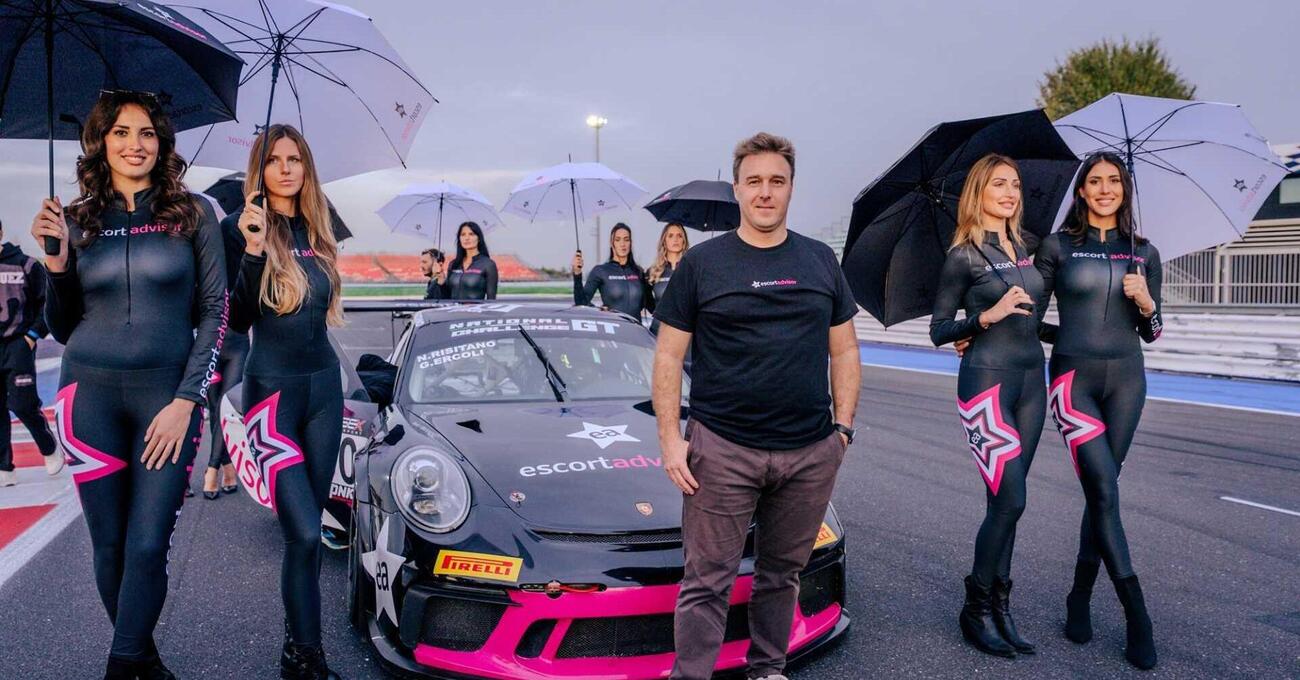 Come si racconta la passione? Con un giorno a Misano insieme a Davide Valsecchi, una Porsche GT3 in livrea Escort Advisor e due piloti che sanno emozionarsi 