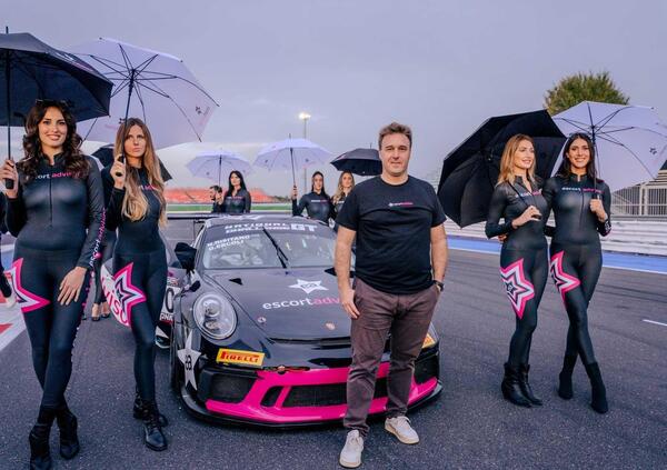 Come si racconta la passione? Con un giorno a Misano insieme a Davide Valsecchi, una Porsche GT3 in livrea Escort Advisor e due piloti che sanno emozionarsi 