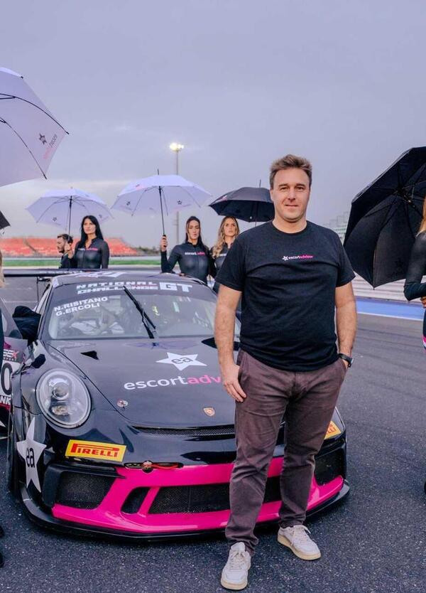 Come si racconta la passione? Con un giorno a Misano insieme a Davide Valsecchi, una Porsche GT3 in livrea Escort Advisor e due piloti che sanno emozionarsi 