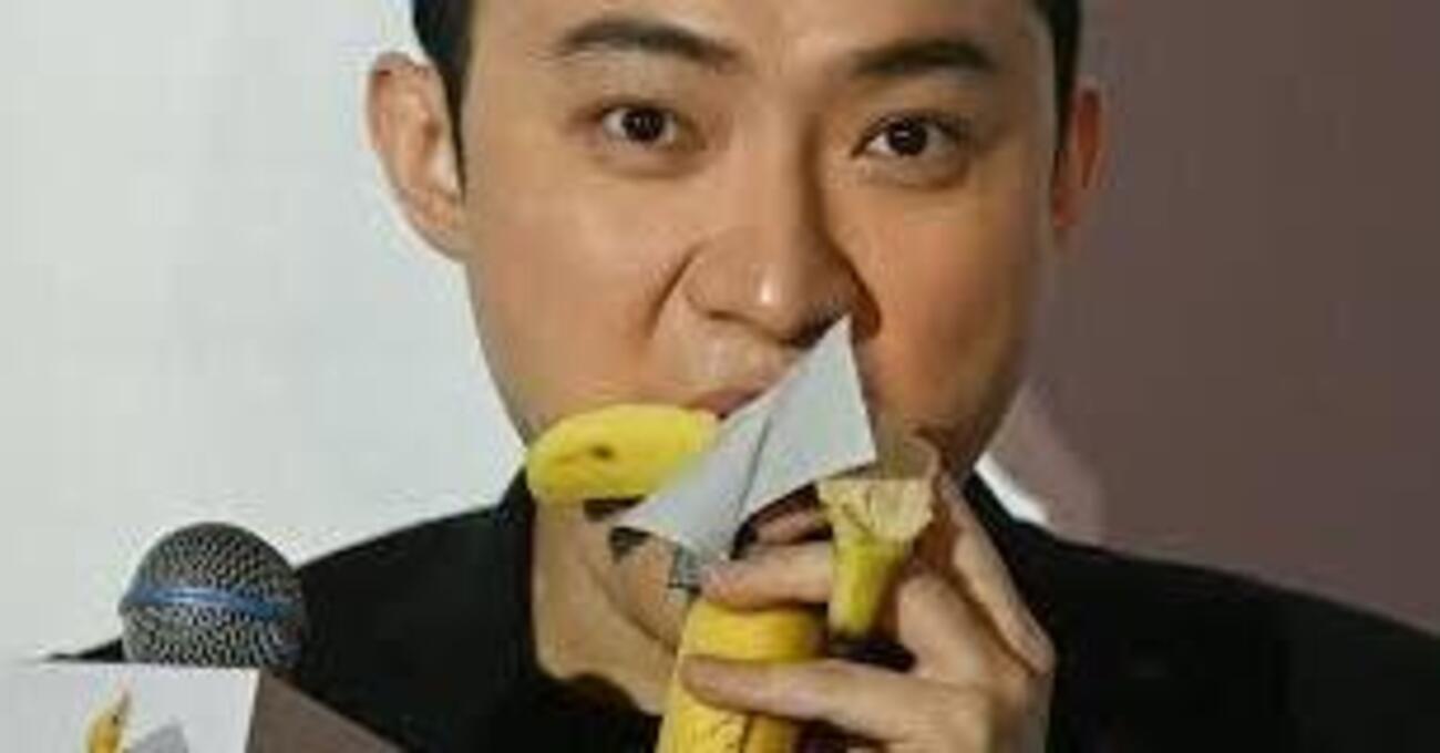 Cattelan fa cag*re, il vero artista &egrave; Justin Sun, l&#039;acquirente del cesso d&#039;oro venduto per il solo prezzo dell&rsquo;oro. La fine dell&rsquo;artista paraculo e capitalista e la vittoria delle criptovalute come creatrici di plusvalore artistico