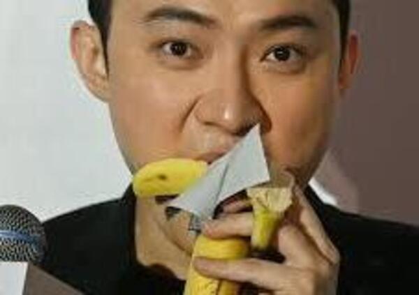 Cattelan fa cag*re, il vero artista &egrave; Justin Sun, l&#039;acquirente del cesso d&#039;oro venduto per il solo prezzo dell&rsquo;oro. La fine dell&rsquo;artista paraculo e capitalista e la vittoria delle criptovalute come creatrici di plusvalore artistico