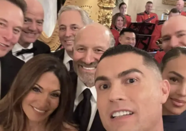Propaganda next level. Alla grottesca cena alla Casa Bianca tutti ridicoli: da Trump a bin Salman, fino a Ronaldo, Musk e Infantino
