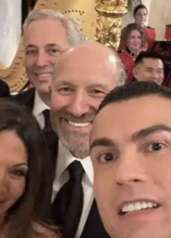 Propaganda next level. Alla grottesca cena alla Casa Bianca tutti ridicoli: da Trump a bin Salman, fino a Ronaldo, Musk e Infantino