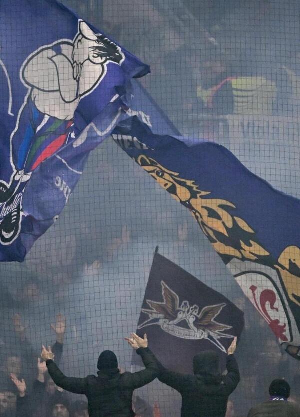 Non solo curva Nord e Sud di San Siro: a causa dello striscione &ldquo;Juve Mer*a&rdquo; niente coreografia per la Fiesole. Ma il comunicato degli ultras viola forse &egrave; solo un monito per la Questura: ecco cosa sappiamo