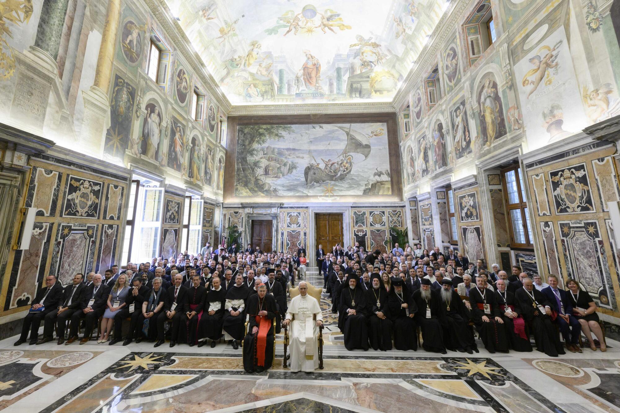 Papa Leone di fronte al pubblico durante un simposio in Vaticano per i 1700 anni del Concilio di Nicea