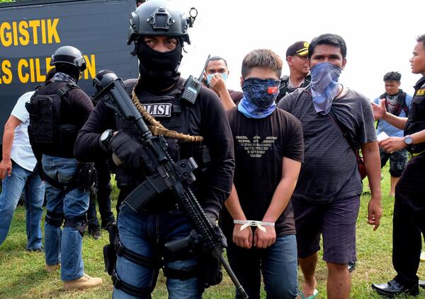 Sta arrivando uno tsunami di meth (e MOW lo aveva anticipato): chi c&#039;&egrave; dietro al nuovo flusso globale delle metanfetamine che travolge Europa e Usa