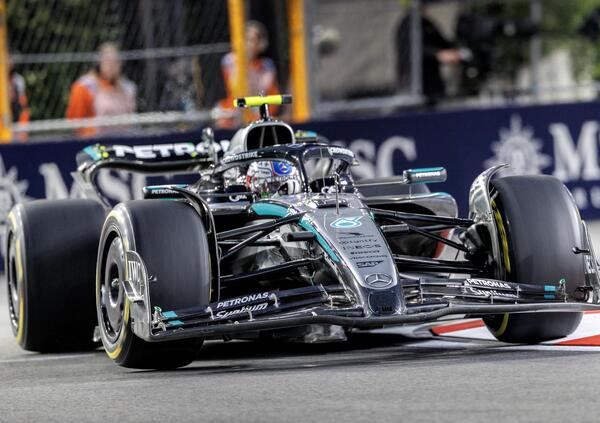 Il tombino che salta, i lampi Mercedes, l&#039;incognita McLaren e una Ferrari parcheggiata (ma veloce): signori, a Las Vegas &egrave; gi&agrave; successo di tutto