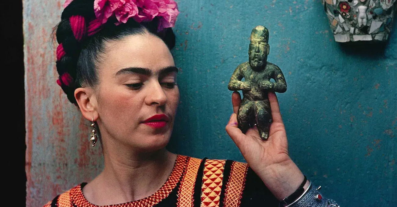 Frida Khalo, il &ldquo;Picasso donna&rdquo; delle femministe hipster, da record: il suo autoritratto &ldquo;El sueno&rdquo; viene battuto all&rsquo;asta per 54,7 milioni di dollari, tra monociglio, rivoluzione e martirio