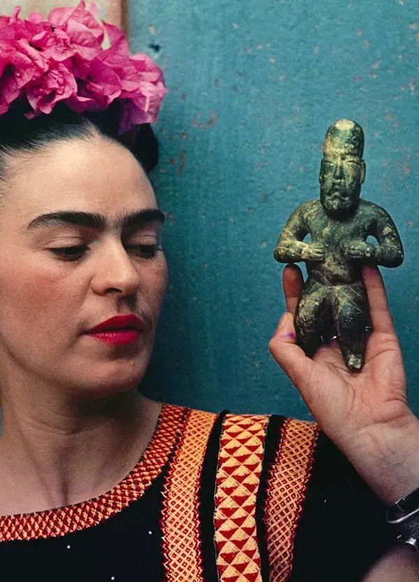 Frida Khalo, il &ldquo;Picasso donna&rdquo; delle femministe hipster, da record: il suo autoritratto &ldquo;El sueno&rdquo; viene battuto all&rsquo;asta per 54,7 milioni di dollari, tra monociglio, rivoluzione e martirio