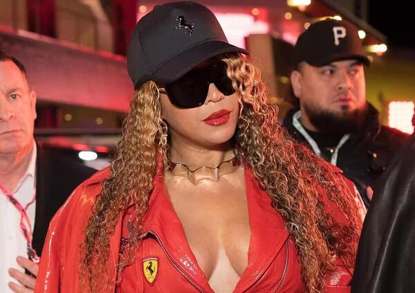 La vera vincitrice del GP DI F1 di Las Vegas  &egrave; Beyonc&eacute;: tuta in lattice, serbatoio e straripantezza alla Kardashian, cio&egrave; no alla Beyonc&eacute;
