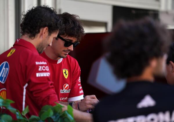 Ma veramente Charles Leclerc lascer&agrave; la Ferrari per l&rsquo;Aston Martin? Ecco tutto quello che sappiamo (e le responsabilit&agrave; di Maranello)