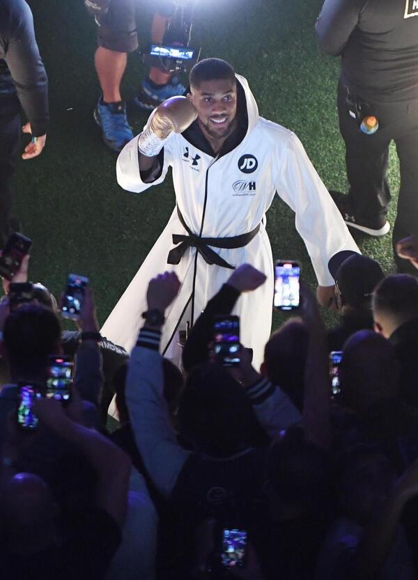 La decadenza della boxe moderna &egrave; tutta qui: se anche un campione del mondo come Anthony Joshua accetta di lottare con l&rsquo;influencer Jake Paul cosa rimane di questa disciplina?