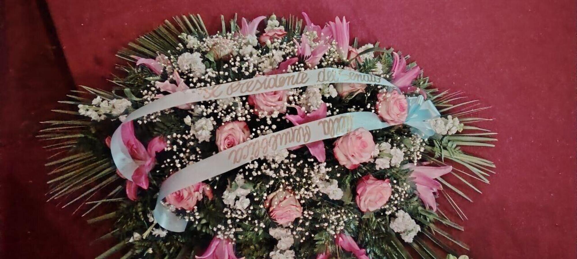 Corona di fiori mandata da Ignazio La Russa